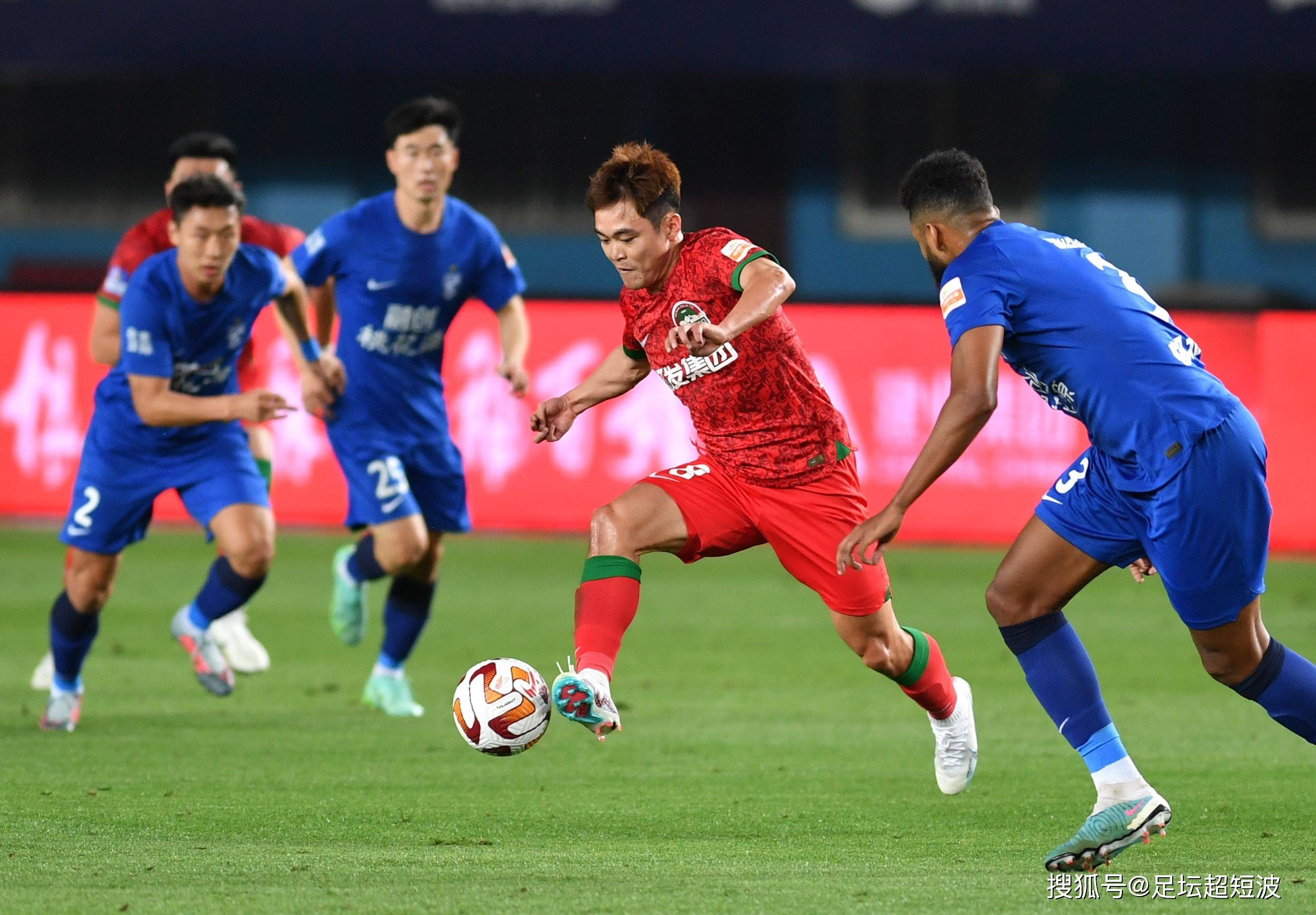 爱游戏app下载-中超赛场多元化风貌，千姿百态