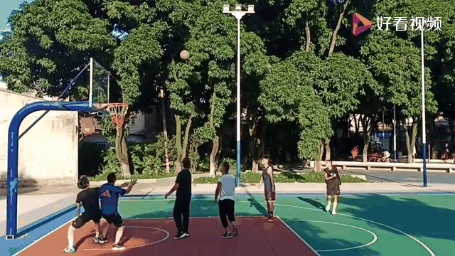 爱游戏官方入口-经典对决再现，球场上演精彩一幕