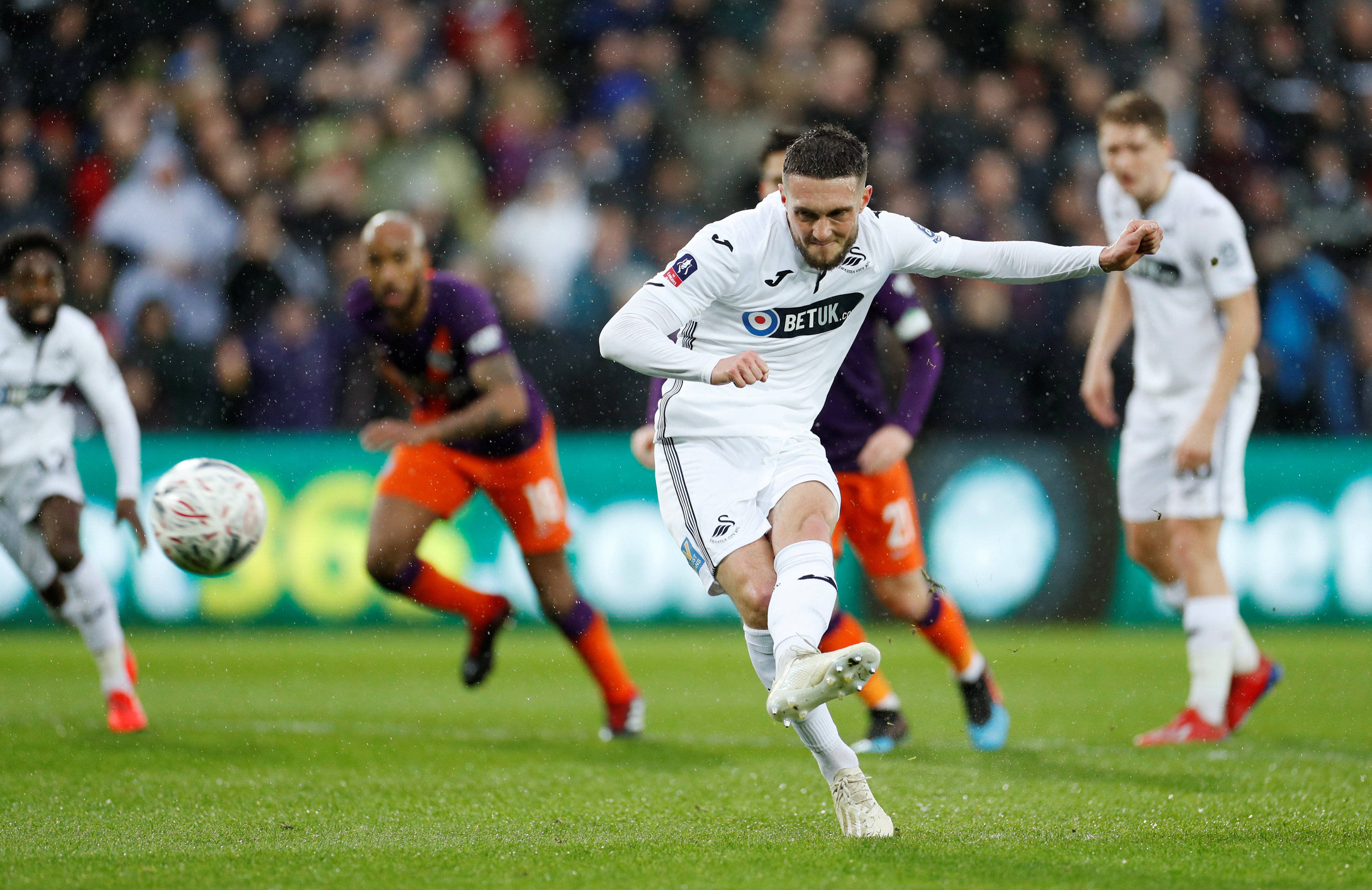 关于斯旺西队在主场保持不败,击败哈德斯菲尔德的信息 关于斯旺西队在主场保持不败,击败哈德斯菲尔德的信息