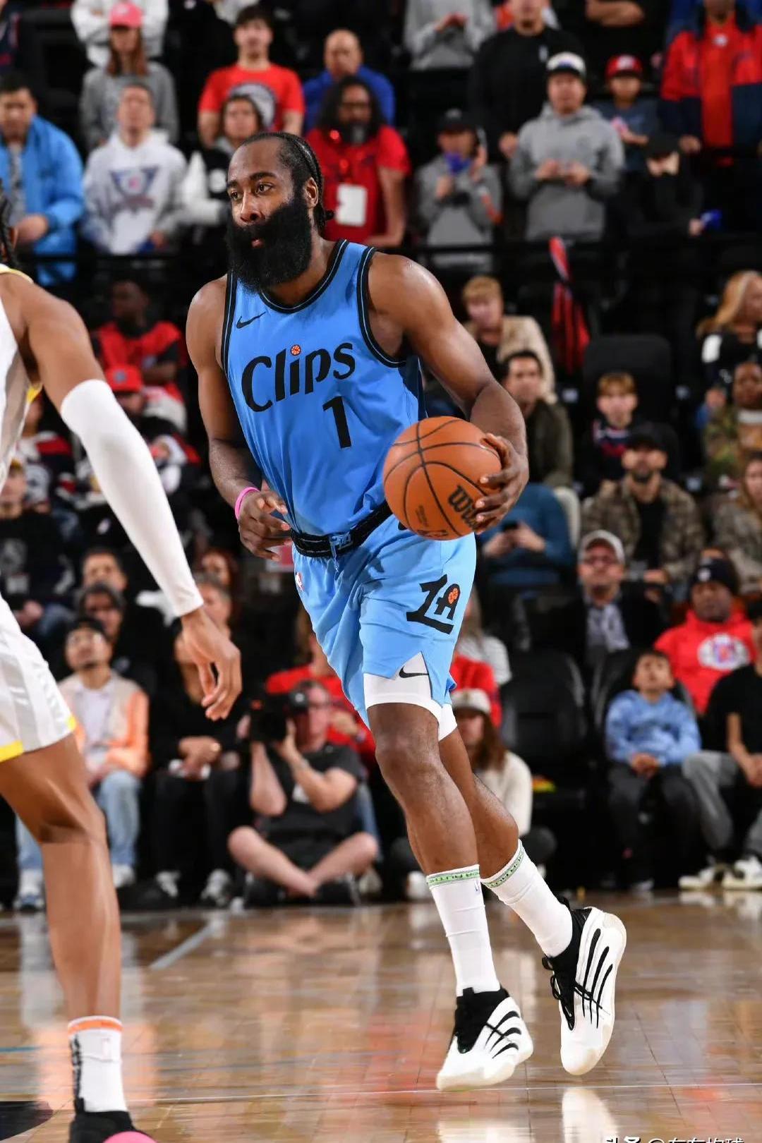 爱游戏入口-哈登飚得32分，带领球队赢得比赛