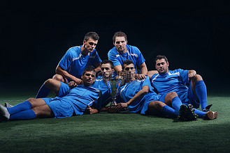 运动员在足球赛事中获得胜利 运动员在足球赛事中获得胜利