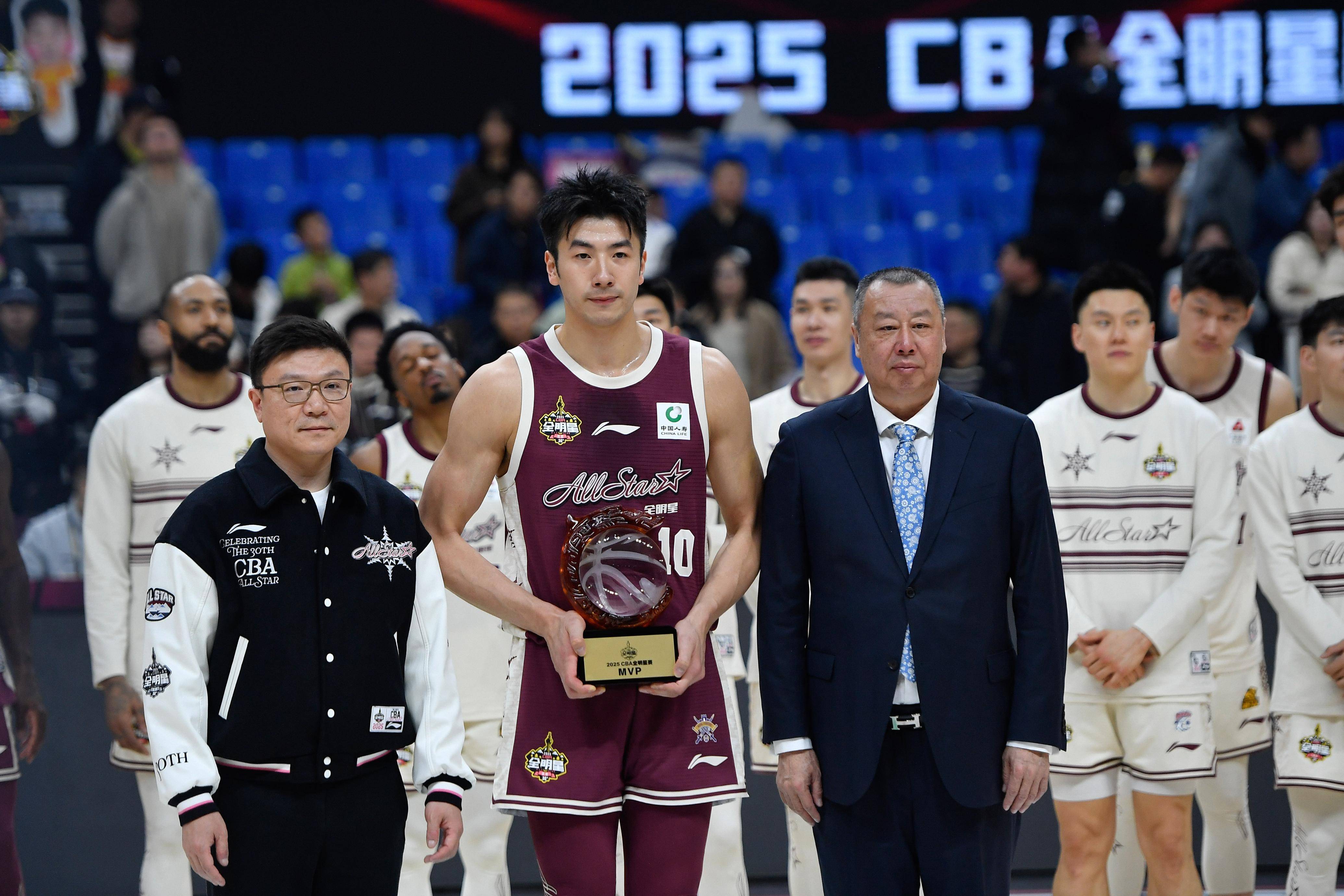 爱游戏官网网页版入口-热门球队纷纷获胜，CBA联赛场面火爆