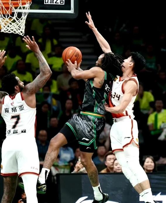 辽宁男篮表现强劲,助力晋级季后赛 辽宁男篮表现强劲,助力晋级季后赛