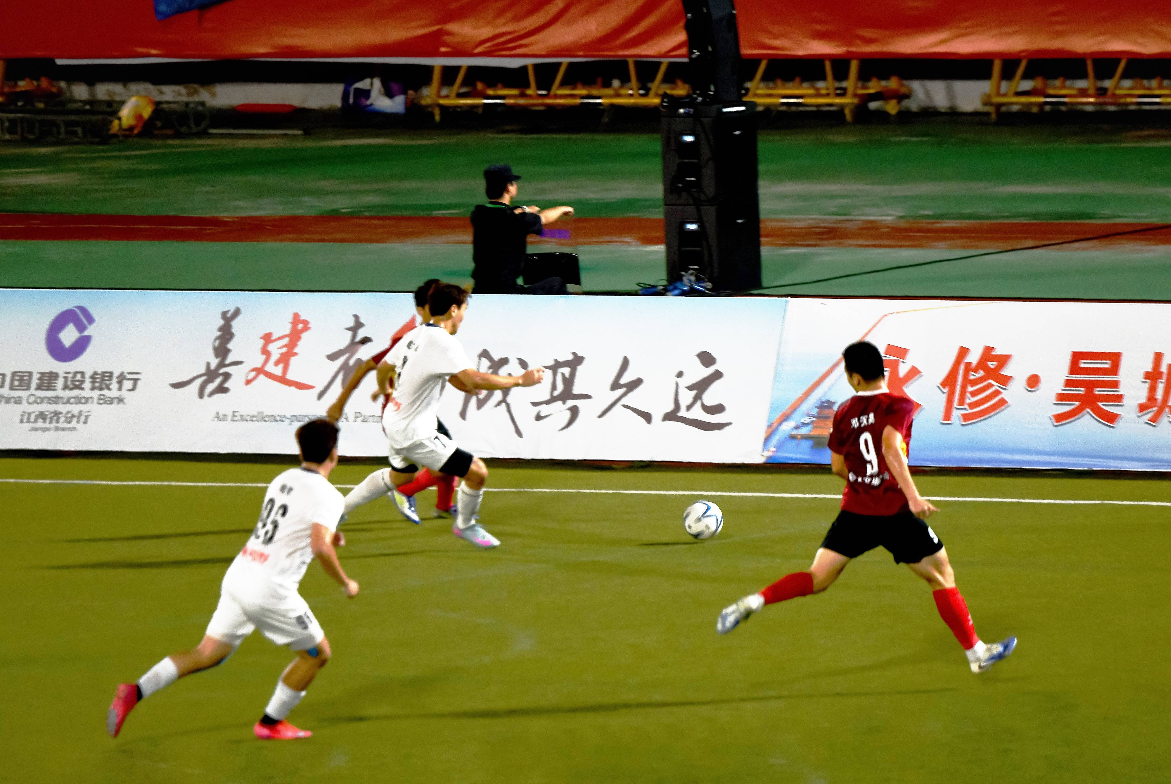 爱游戏入口-世界级足球比赛点燃了球迷们的热情和狂热