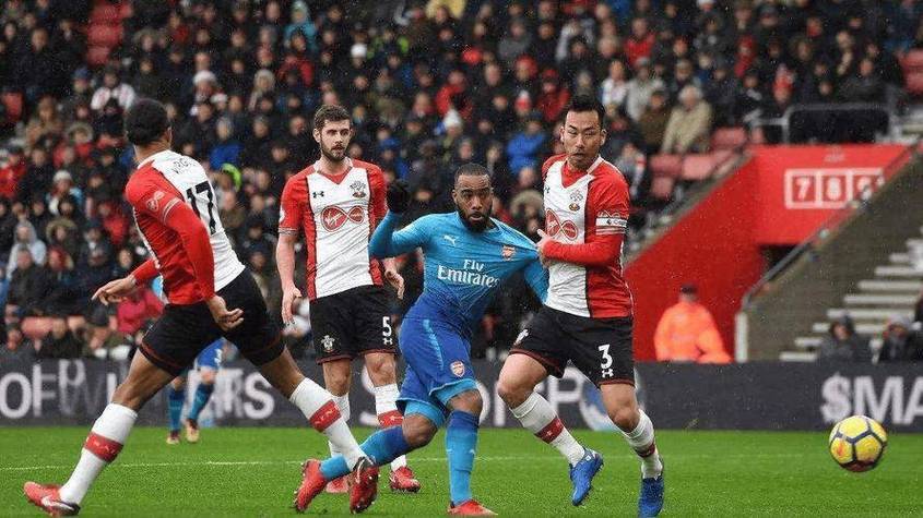 阿贾克斯主场告捷,荷甲劲旅发挥出色 阿贾克斯主场告捷,荷甲劲旅发挥出色