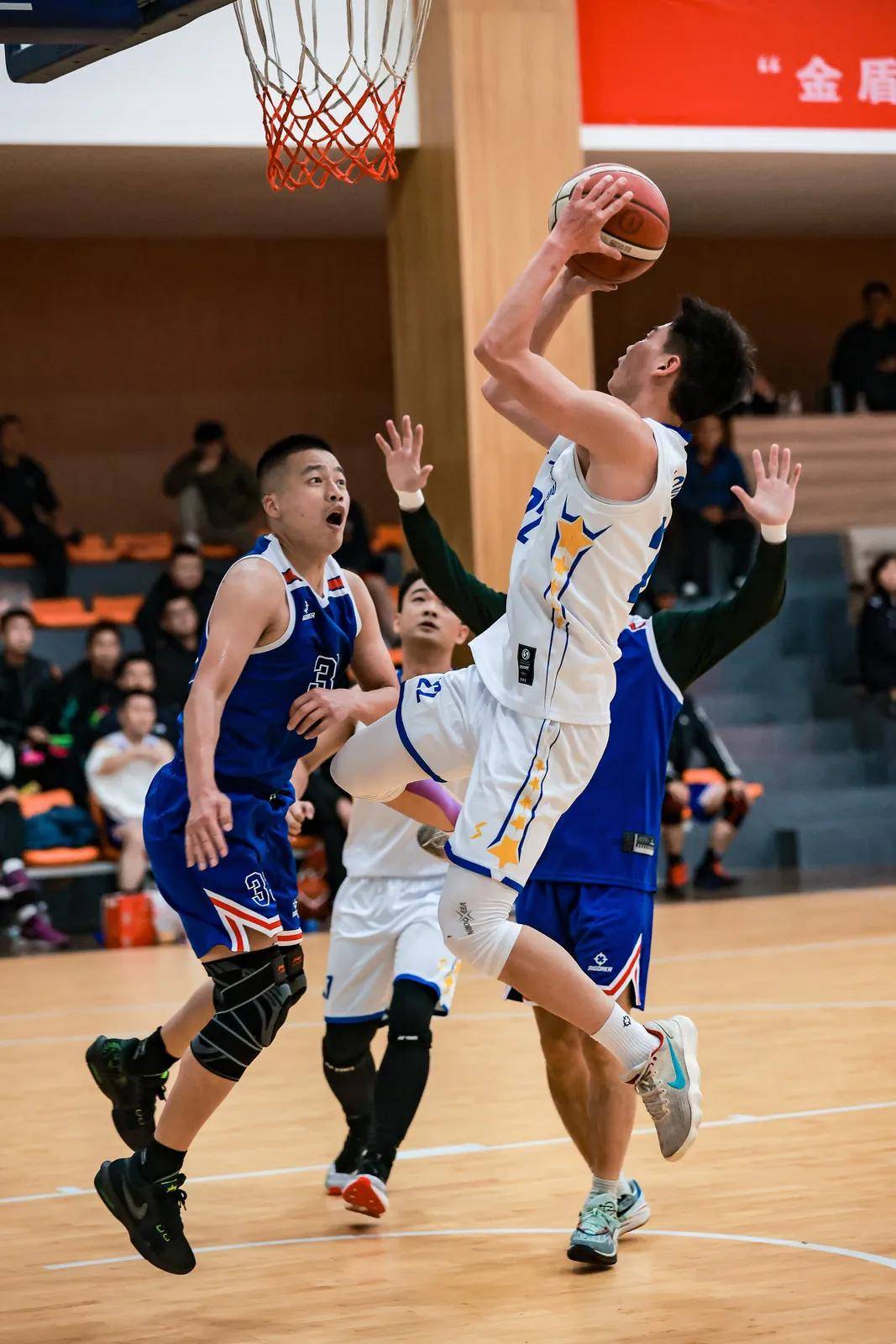 爱游戏官网-篮球赛事中球队实力碾压对手，轻松取胜