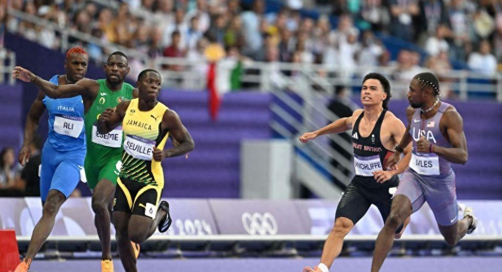 爱游戏网页版入口-包含短跑比赛中的惊险时刻引发观众热议的词条