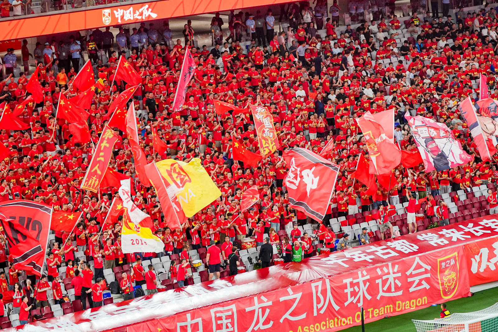 国际足球赛事吸引球迷热情支持 国际足球赛事吸引球迷热情支持