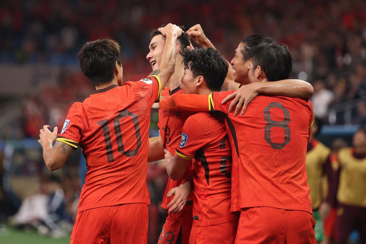 爱游戏官网入口-顶级亚洲球队激战，赛场上掀起风波