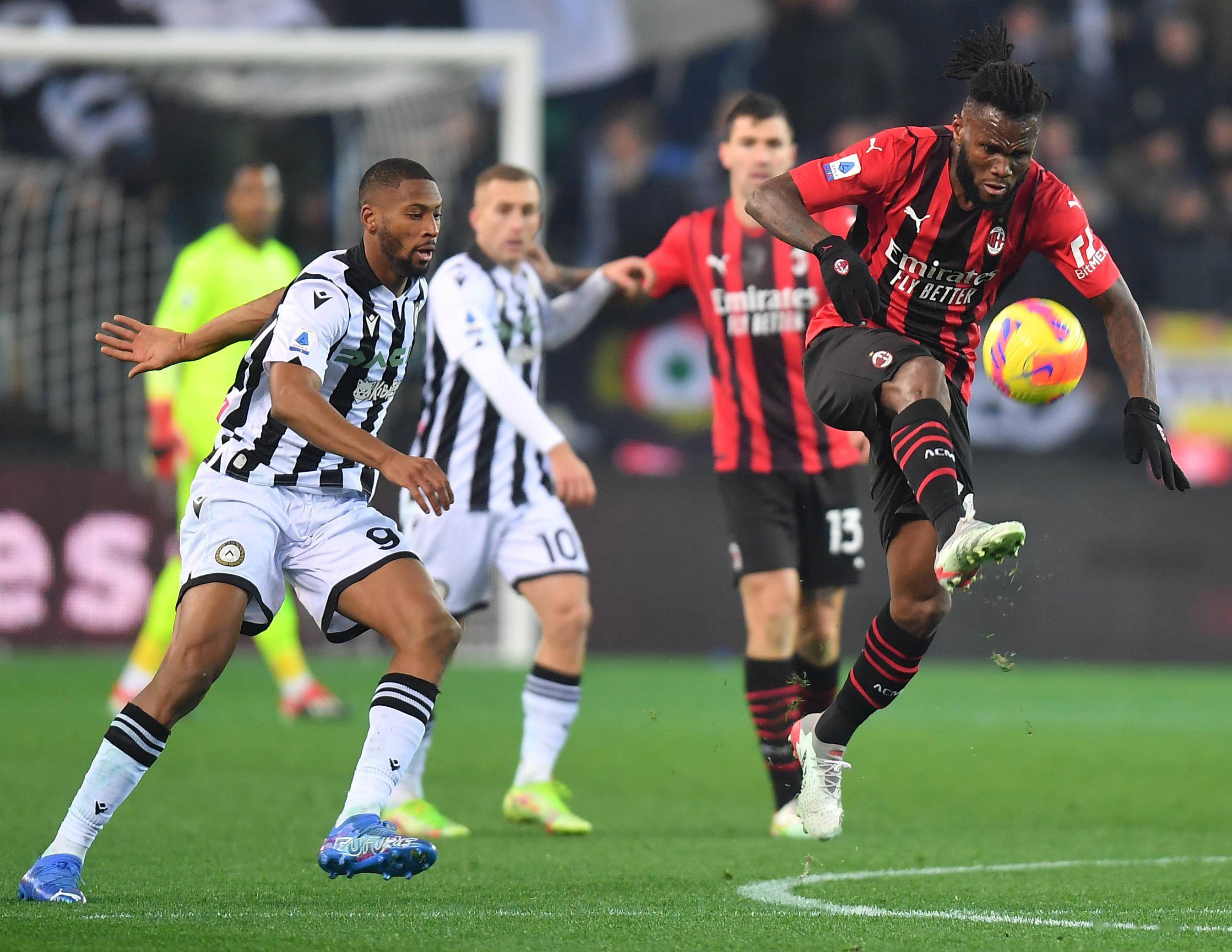 意甲比赛中球员表现抢眼堪称佳作