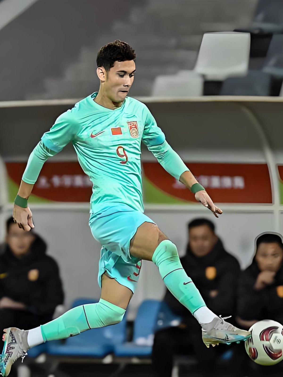 爱游戏登录-北京队坚持取胜，成功晋级亚冠淘汰赛