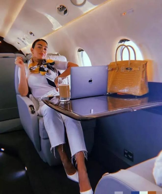 爱游戏中国官网-足球名将豪宅曝光，引发社会关注